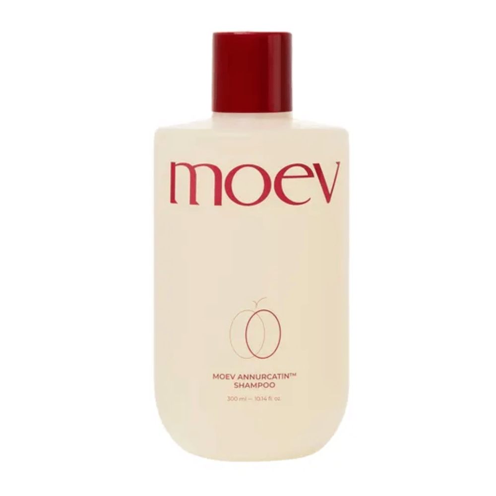MOEV Annurcatin Shampoo 300 ml – ένα θρεπτικό, vegan σαμπουάν εμπλουτισμένο με μήλο Annurca, βιοτίνη και καφεΐνη που ενισχύει τα μαλλιά και προάγει ένα υγιές τριχωτό της κεφαλής.