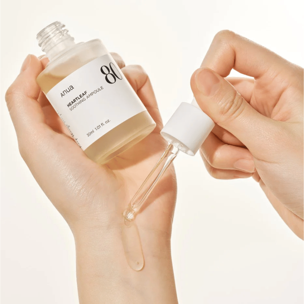 Ένα χέρι που κρατάει ένα Heartleaf 80% Soothing Ampoule 30ml από Anua.