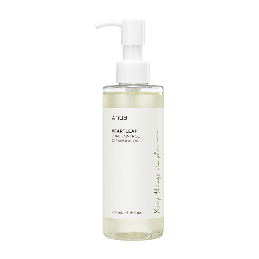 Η εικόνα δείχνει ANUA Heartleaf Pore Control Cleansing Oil, ένα προϊόν περιποίησης δέρματος που προορίζεται για καθαρισμό προσώπου. Το μπουκάλι είναι διάφανο και η ετικέτα έχει μινιμαλιστικό σχεδιασμό, που δίνει μια αίσθηση καθαρότητας και φυσικότητας. Είναι 200 ml / 6.76 fl.oz. και διαθέτει πρακτική αντλία για εύκολη δόση.