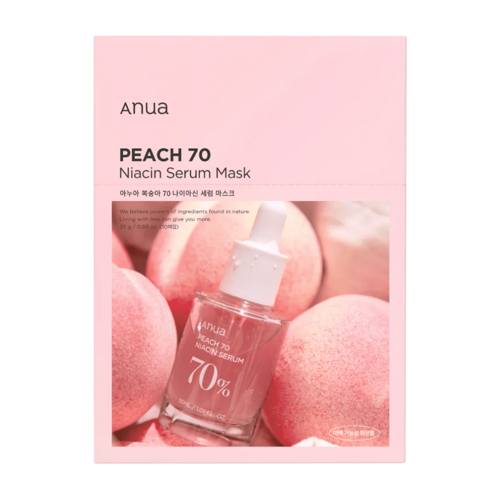 Μια συσκευασία της Anua PEACH 70 Niacin Serum Mask μπροστά από ένα φόντο με ροδάκινα. Ο ροζ σχεδιασμός της συσκευασίας ταιριάζει με τις φυσικές αποχρώσεις των ροδάκινων, και ένα διάφανο μπουκάλι με ορό είναι μερικώς ορατό. Το προϊόν δίνει έμφαση στη χρήση συστατικών από τη φύση.