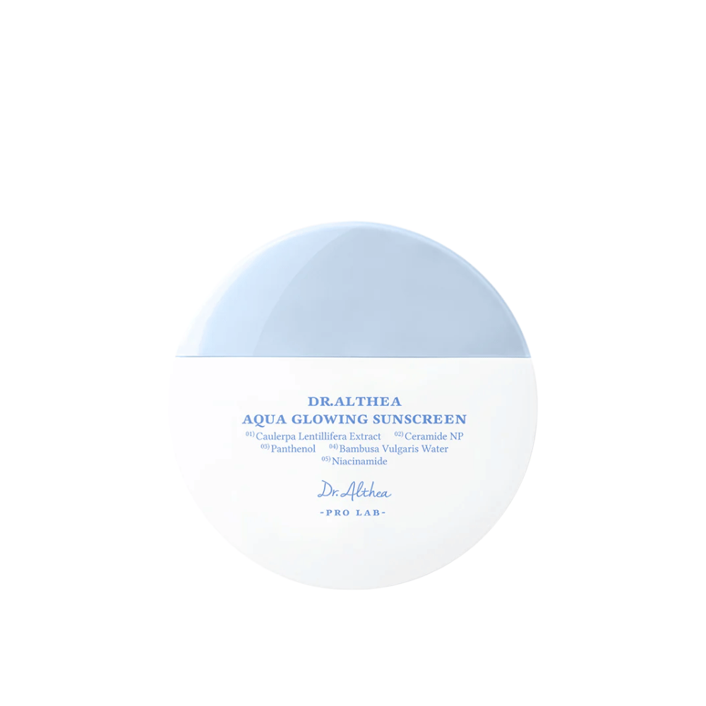 Εικόνα προϊόντος του Dr. Althea Aqua Glowing Sunscreen – μια στρογγυλή αντηλιακή κρέμα σε λευκή και ανοιχτό μπλε συσκευασία με μπλε κείμενο που τονίζει ενυδατικά συστατικά όπως νιασιναμίδη και κεραμίδια.