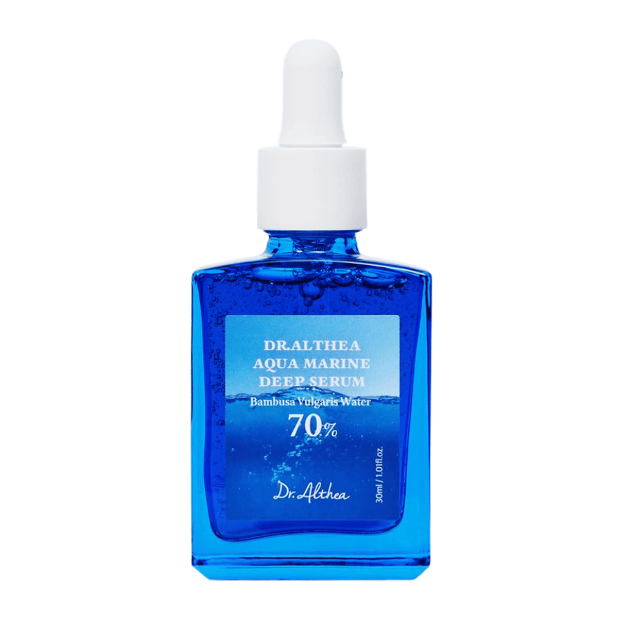 Dr. Althea Aqua Marine Deep Serum 30 ml σε μπλε γυάλινο μπουκάλι με πιπέτα, εμπλουτισμένο με 70% Bambusa Vulgaris Water για εντατική ενυδάτωση, καταπραϋντική δράση και βελτιωμένο φράγμα δέρματος.