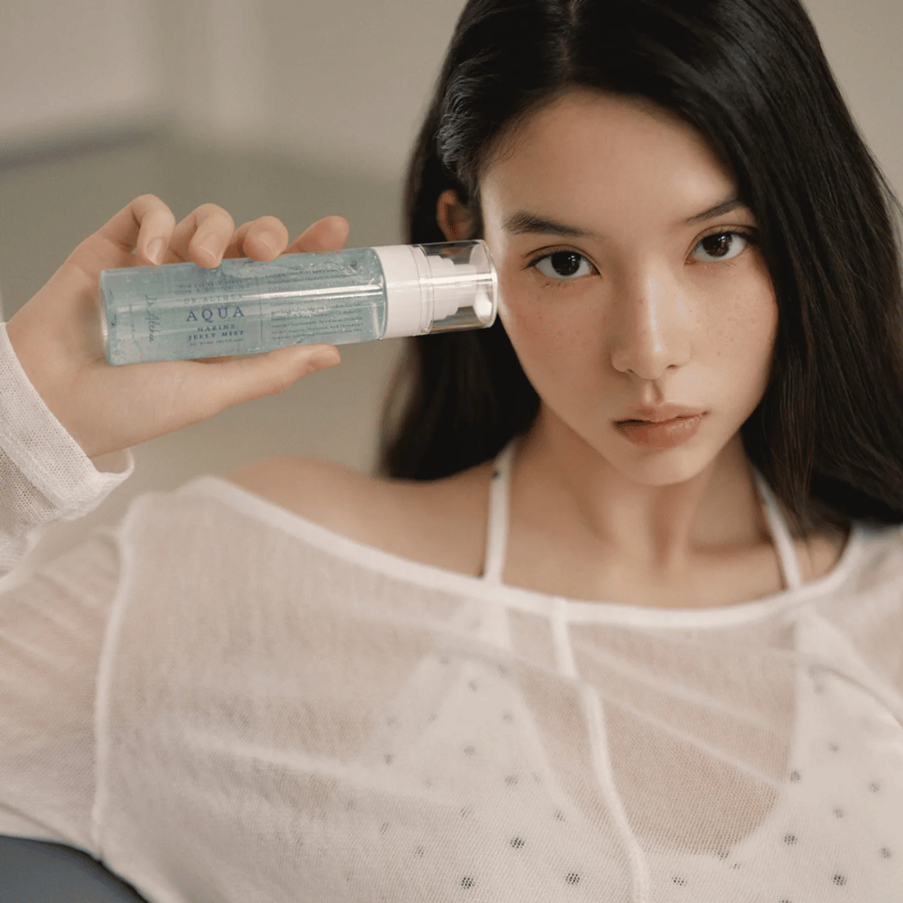 Dr. Althea Aqua Marine Jelly Mist χρησιμοποιείται στο πρόσωπο για άμεση ενυδάτωση, λάμψη και φρέσκο δέρμα