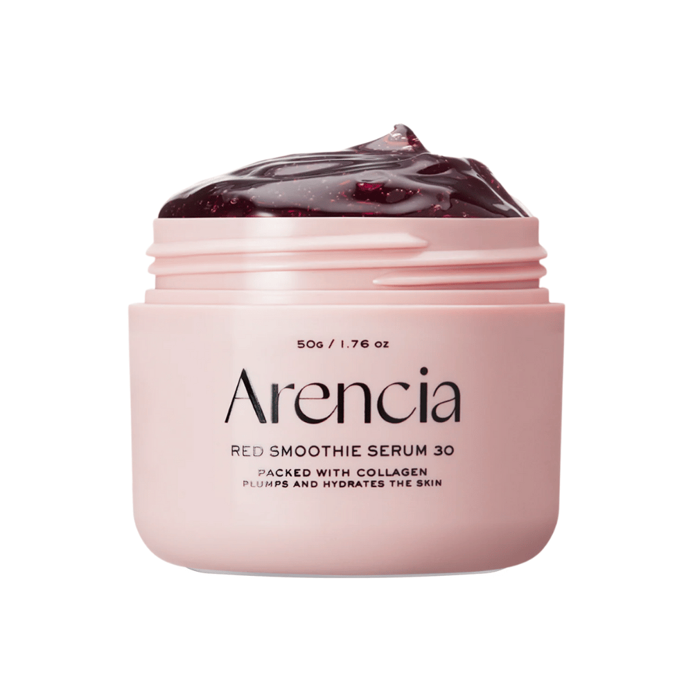 Κοντινό πλάνο στο Arencia Red Smoothie Serum 30 σε ροζ βάζο, γεμάτο με βαθύ κόκκινο τζελ για ενυδάτωση και σφριγηλότητα.