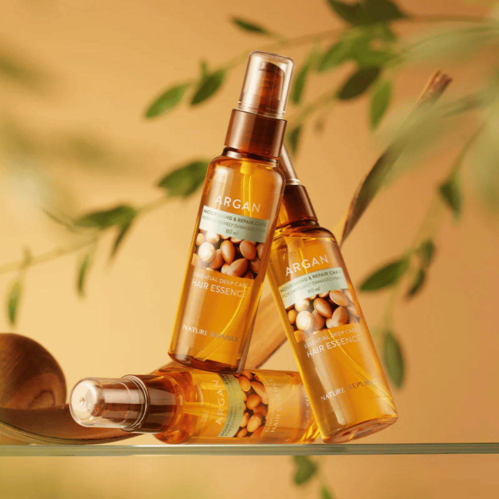 Τρία μπουκάλια Nature Republic Argan Essential Moisture Hair Oil με λάδι αργκάν – παρέχει θρέψη, λάμψη και επισκευάζει κατεστραμμένα μαλλιά.
