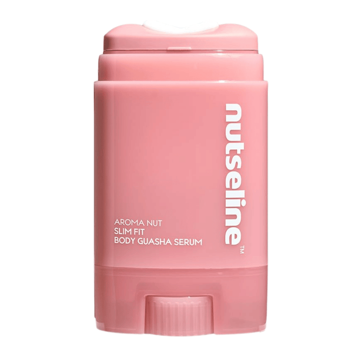 Καθαρή απομονωμένη εικόνα προϊόντος του Nuseline Aroma Nut Slim Fit Body Guasha Serum σε ανοιχτόχρωμο φόντο με έμφαση στον σχεδιασμό της συσκευασίας.