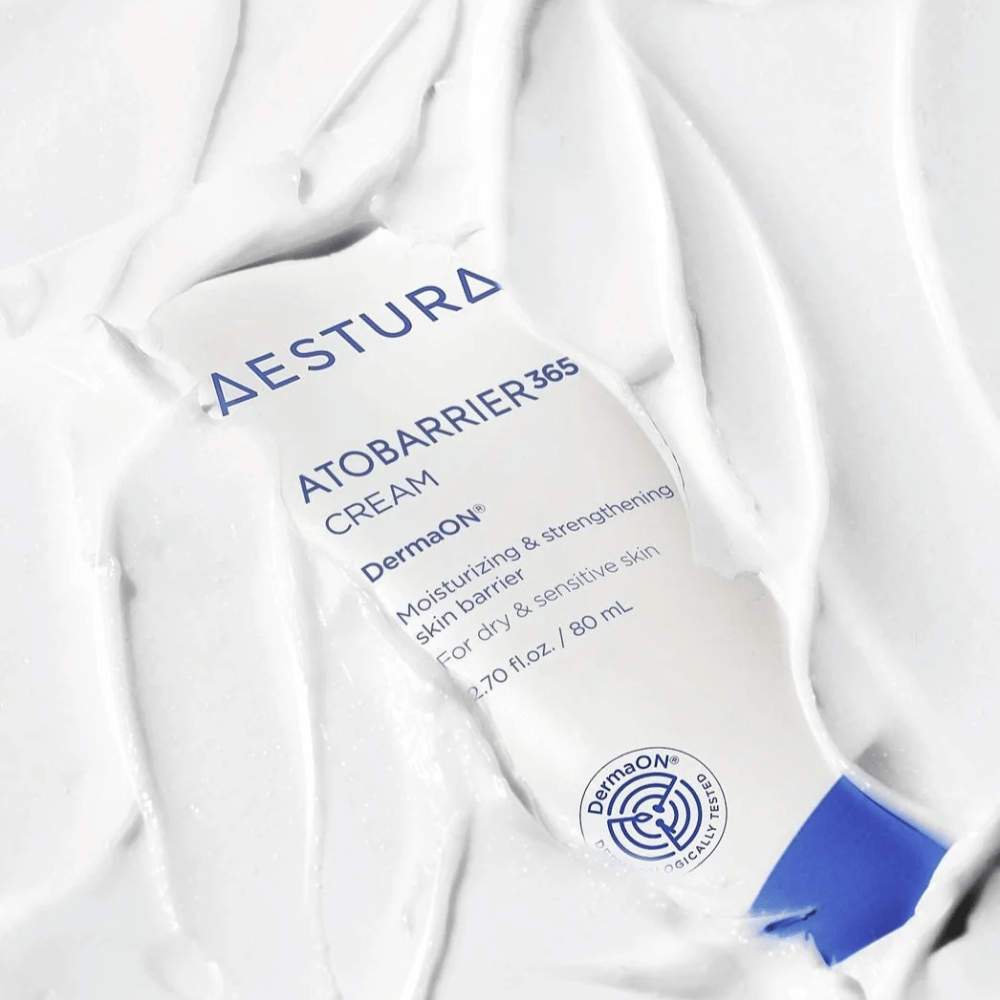 Aestura Atobarrier 365 Cream είναι ιδανική για ξηρό και ευαίσθητο δέρμα. Με τεχνολογία DermaON™, αυτή η κρέμα ενυδατώνει και ενισχύει τον φραγμό του δέρματος. Το προϊόν παρουσιάζεται εδώ σε ένα σωληνάριο 80 ml, εν μέρει καλυμμένο από τη δική του κρεμώδη υφή, που αναδεικνύει τις πλούσιες, ενυδατικές του ιδιότητες.