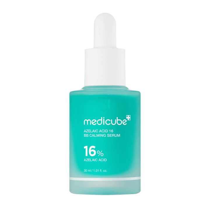 Απομονωμένη εικόνα προϊόντος του Medicube Azelaic Acid 16 BB Calming Serum με 16% αζελαϊκό οξύ σε τιρκουάζ μπουκάλι με πιπέτα για καταπραϋντική και εξισορροπητική περιποίηση της επιδερμίδας.