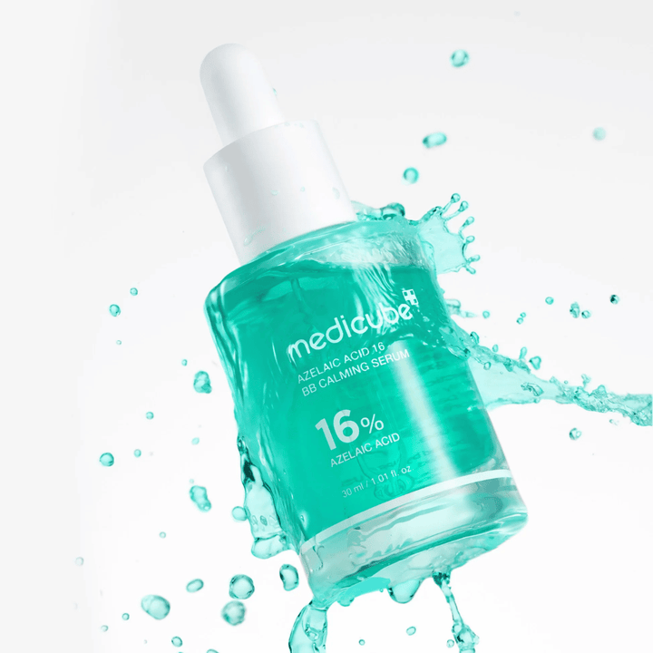 Δυναμική εικόνα προϊόντος του Medicube Azelaic Acid 16 BB Calming Serum περιτριγυρισμένου από πιτσιλιές νερού που αναδεικνύουν μια φρέσκια, ελαφριά και ενυδατική αίσθηση.