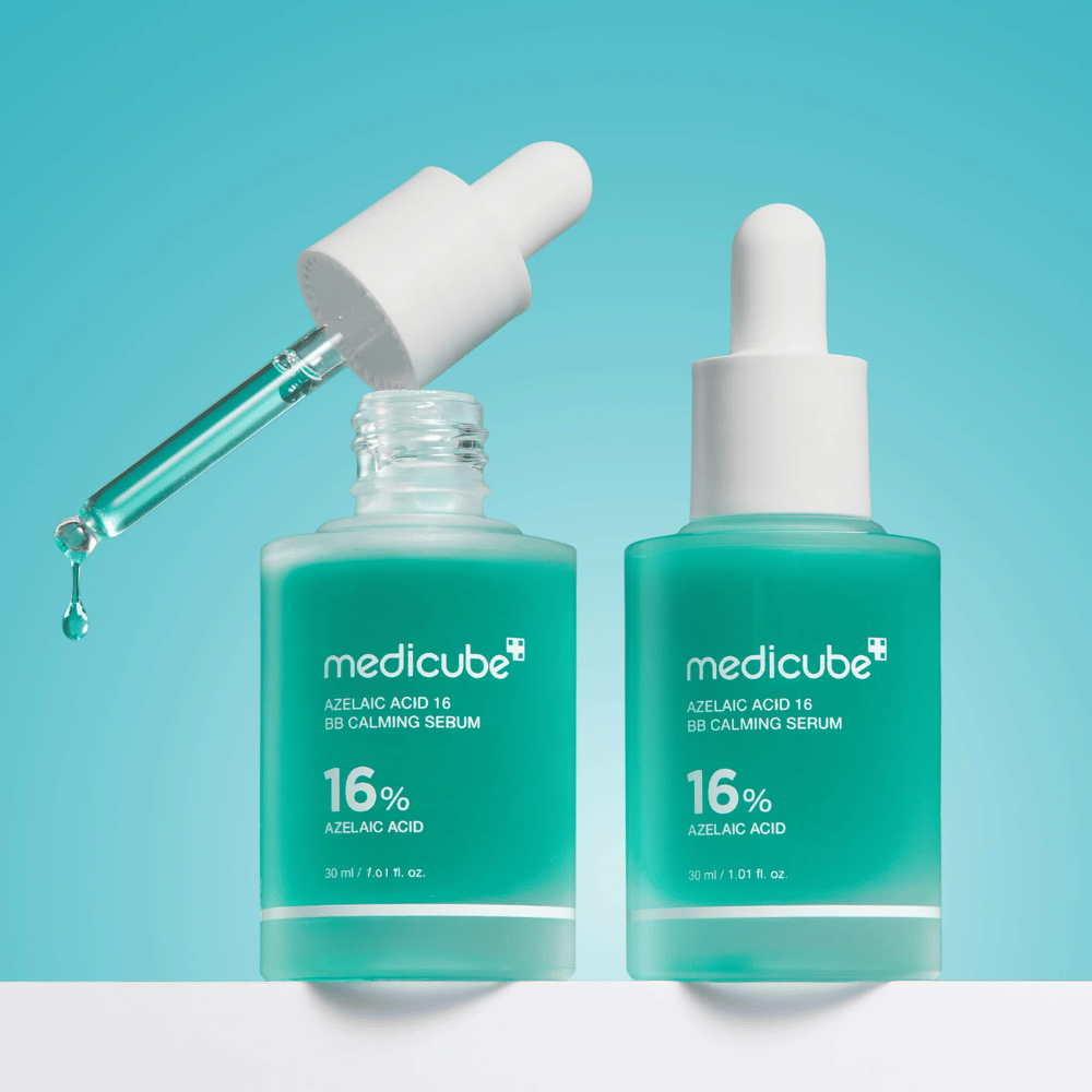 Λεπτομερής εικόνα του Medicube Azelaic Acid 16 BB Calming Serum με ανοιχτή πιπέτα και σταγόνες ορού που δείχνουν την ελαφριά ρευστή υφή και την υγιεινή εφαρμογή.