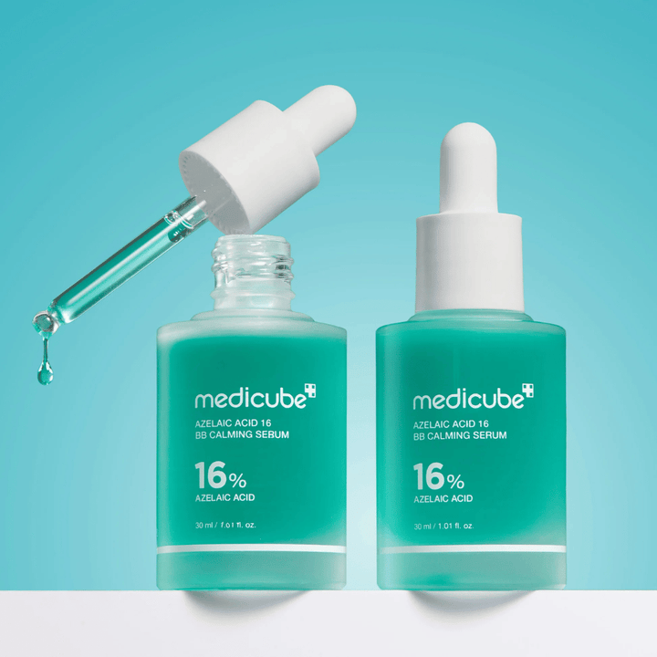 Λεπτομερής εικόνα του Medicube Azelaic Acid 16 BB Calming Serum με ανοιχτή πιπέτα και σταγόνες ορού που δείχνουν την ελαφριά ρευστή υφή και την υγιεινή εφαρμογή.