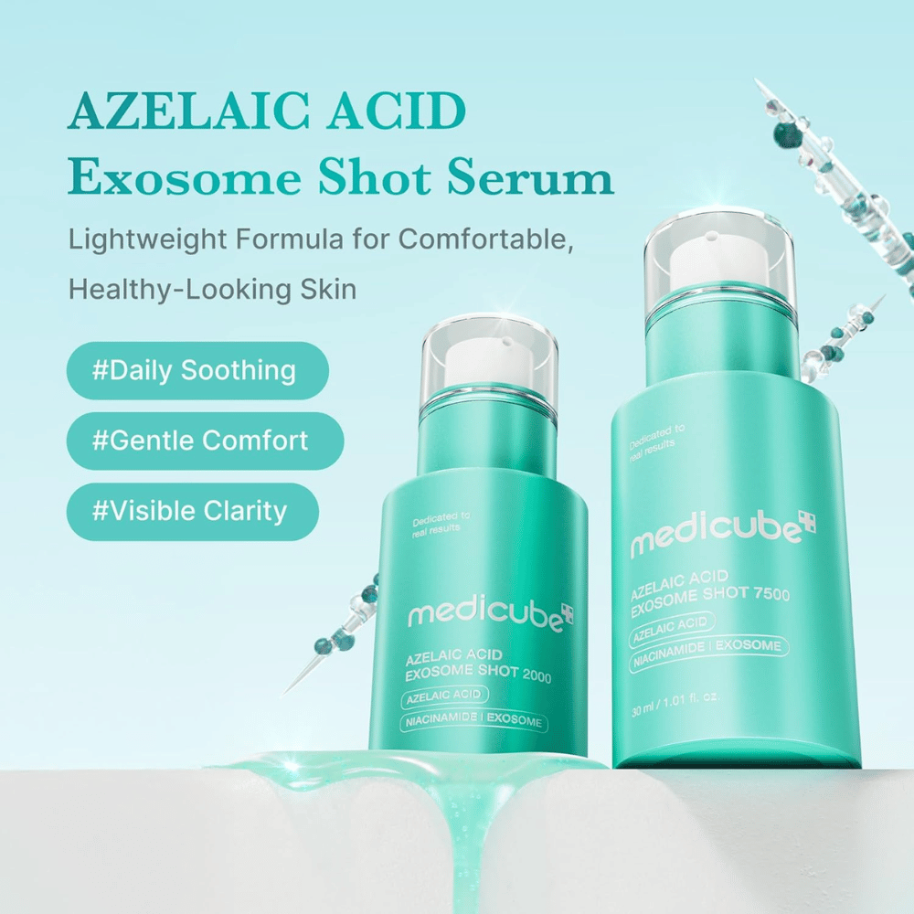 Εικόνα προϊόντος που δείχνει τόσο το Azelaic Acid Exosome Shot 2000 όσο και το 7500. Ο τιρκουάζ σχεδιασμός ενισχύει το φρέσκο και καταπραϋντικό προφίλ του προϊόντος, ενώ τονίζονται μηνύματα όπως καθημερινή φροντίδα, άνεση και βελτιωμένη καθαρότητα της επιδερμίδας. Διακοσμητικές εικονογραφήσεις από spicules και σταγόνες ορού προσδίδουν μια επιστημονική και προηγμένη εντύπωση.