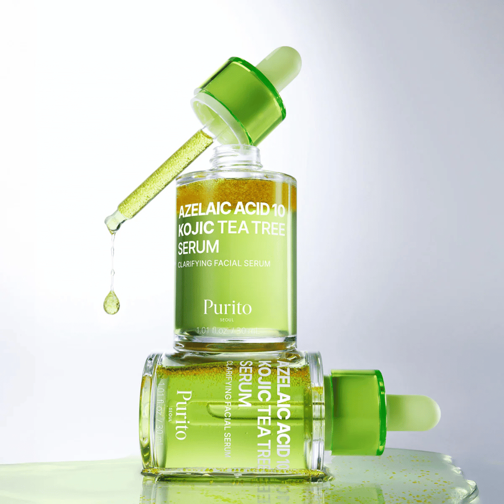 Purito Azelaic Acid 10 Kojic Tea Tree Serum – φρέσκια πράσινη φόρμουλα με σταγόνα από πιπέτα που δείχνει την ελαφριά υφή του ορού.