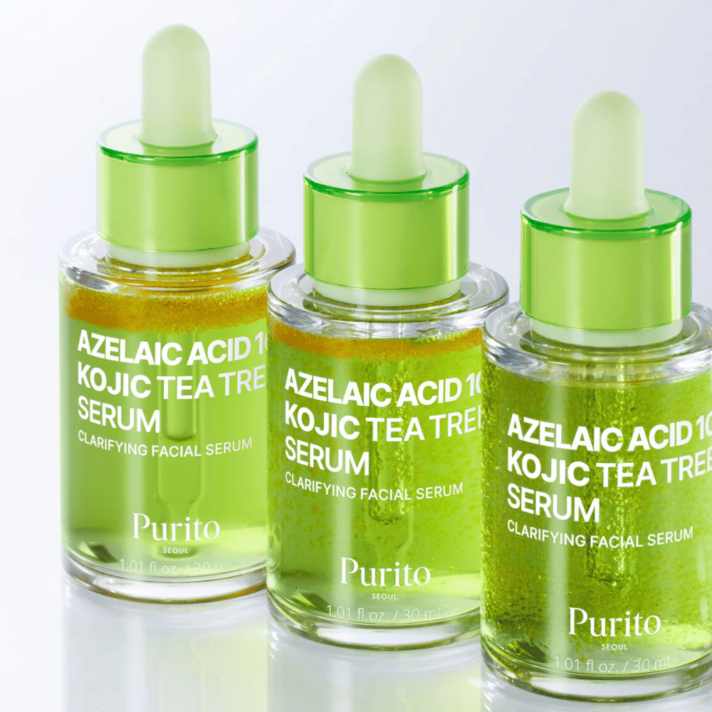 Τρία μπουκάλια από Purito Azelaic Acid 10 Kojic Tea Tree Serum. Η φόρμουλα εξισορροπεί το σμήγμα, μειώνει τους πόρους και παρέχει πιο ομοιόμορφη απόχρωση δέρματος.