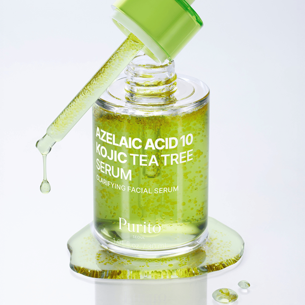 Κοντινή λήψη του Purito Azelaic Acid 10 Kojic Tea Tree Serum με πιπέτα και σταγόνες. Παρέχει καθαρότερο δέρμα και μειώνει τις ακαθαρσίες.