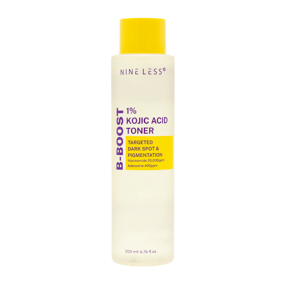 Εικόνα προϊόντος του NINE LESS B-Boost 1% Kojic Acid Toner, ένα ανοιχτό κίτρινο μπουκάλι με κίτρινο καπάκι και μοβ κείμενο. Τονωτικό με κοζικό οξύ και νιασιναμίδη που μειώνει τις κηλίδες χρωστικής.
