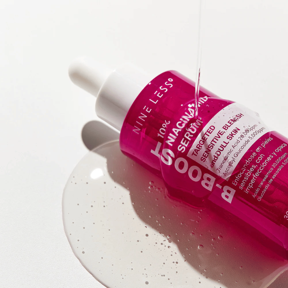 B-Boost 10% Niacinamide Serum, στάζει από την πιπέτα.