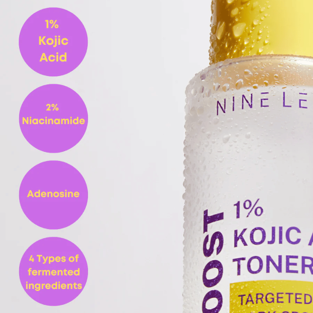 Μπουκάλι με NINE LESS B-Boost 1% Kojic Acid Toner με σταγόνες στην επιφάνεια. Δείχνει βασικά συστατικά: 1% Κοζικό Οξύ, 2% Νιασιναμίδη, Αδενοσίνη και 4 τύπους ζυμωμένων συστατικών κατά των σκούρων κηλίδων.