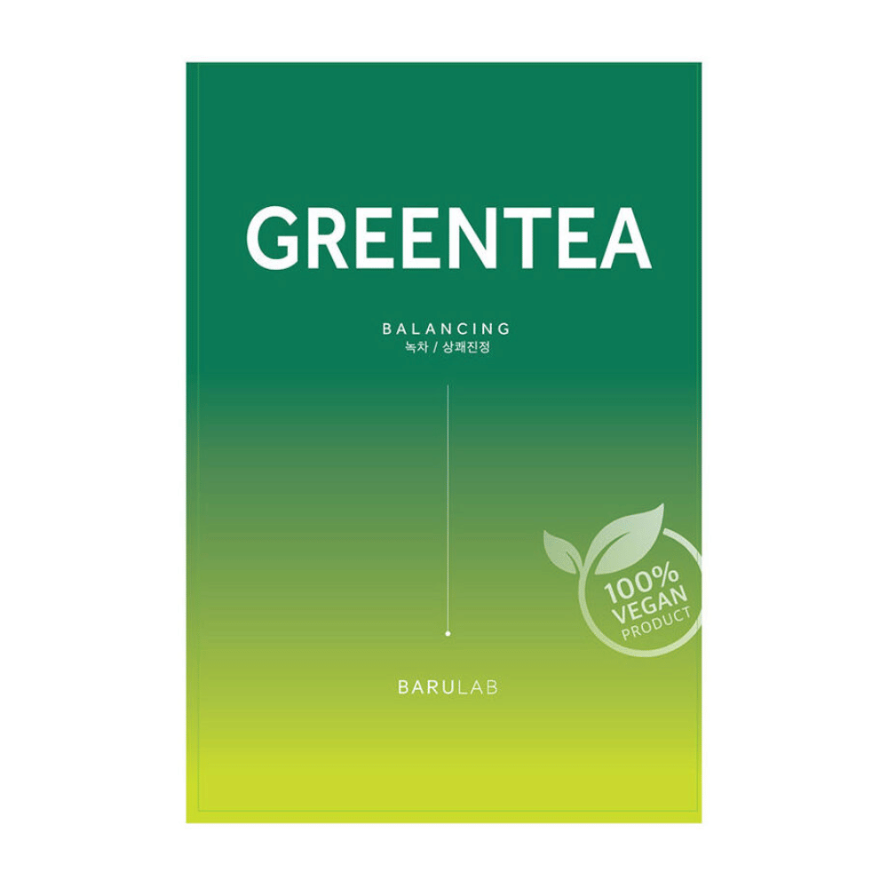 Μια συσκευασία του BARULAB "GREENTEA Balancing" μάσκα, με την ένδειξη "100% Vegan Product". Η συσκευασία έχει μια χρωματική διαβάθμιση από σκούρο πράσινο σε ανοιχτό κίτρινο.