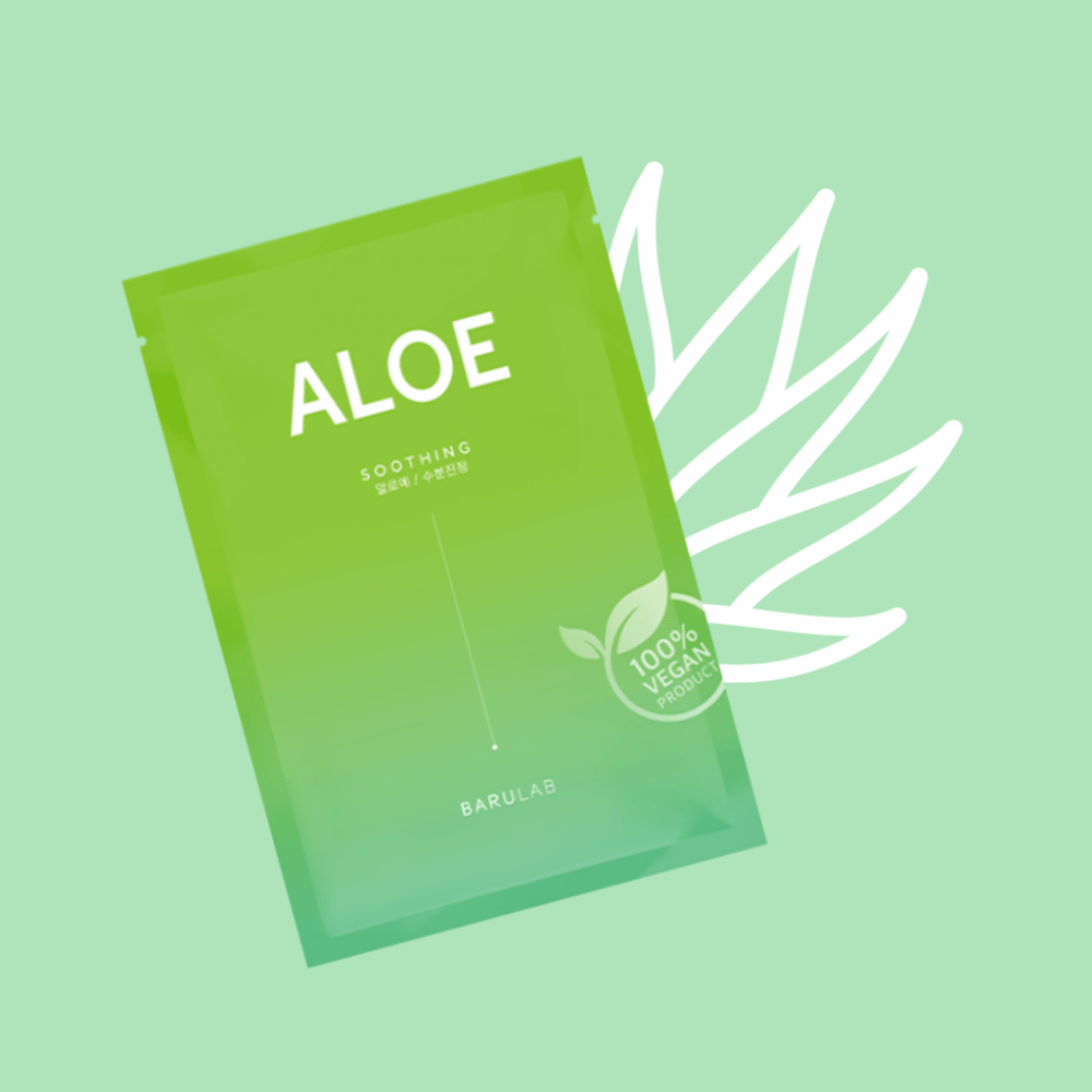 Μια συσκευασία του προϊόντος BARULAB "Aloe Soothing" μάσκα εμφανίζεται μπροστά από μια απεικόνιση φύλλων αλόης βέρα. Το προϊόν επισημαίνεται ως "100% Vegan Product" σε ένα απαλό πράσινο φόντο.