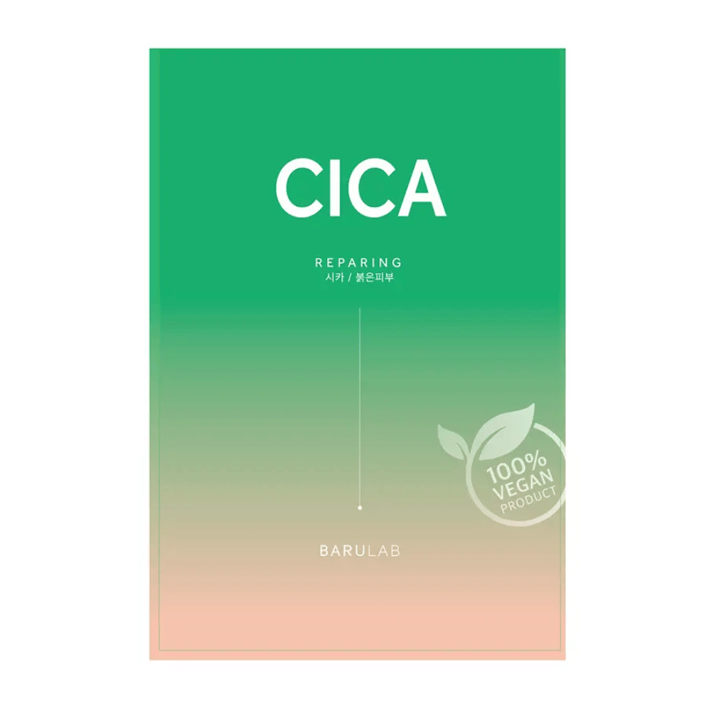 Μια συσκευασία από BARULAB για μια μάσκα "CICA Repairing", σημειωμένη ως "100% Vegan Product". Η συσκευασία έχει ένα χρώμα διαβάθμισης που αλλάζει από σκούρο πράσινο σε πιο ανοιχτούς τόνους προς τα κάτω.