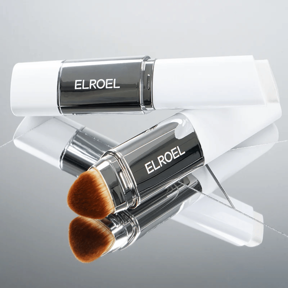 ELROEL Blanc Cover Cream Stick με ενσωματωμένο πινέλο τοποθετημένο σε καθρέφτη για να δείξει απαλό πινέλο και ομοιόμορφη εφαρμογή.