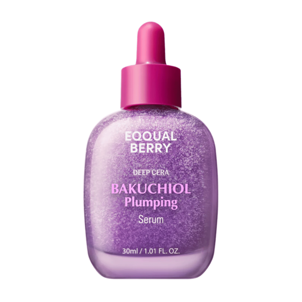 Equal Berry Bakuchiol Plumping Serum σε ένα μωβ γυαλιστερό μπουκάλι με ροζ πιπέτα. Ενυδατικός και συσφικτικός ορός για λαμπερό δέρμα.