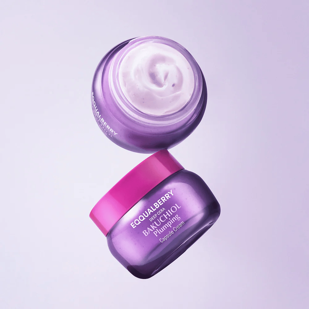 Δύο ανοιχτά βάζα του EQQUALBERRY Bakuchiol Plumping Capsule Cream σε μωβ συσκευασία με ροζ καπάκι. Η απαλή υφή της κρέμας είναι εμφανής από πάνω.