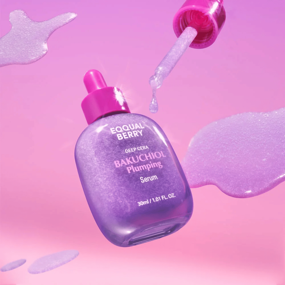 Equal Berry Bakuchiol Plumping Serum σε ένα μωβ γυαλιστερό μπουκάλι με ροζ πιπέτα. Σταγόνες ορού και φόντο σε απαλούς ροζ τόνους για μια πολυτελή αίσθηση.