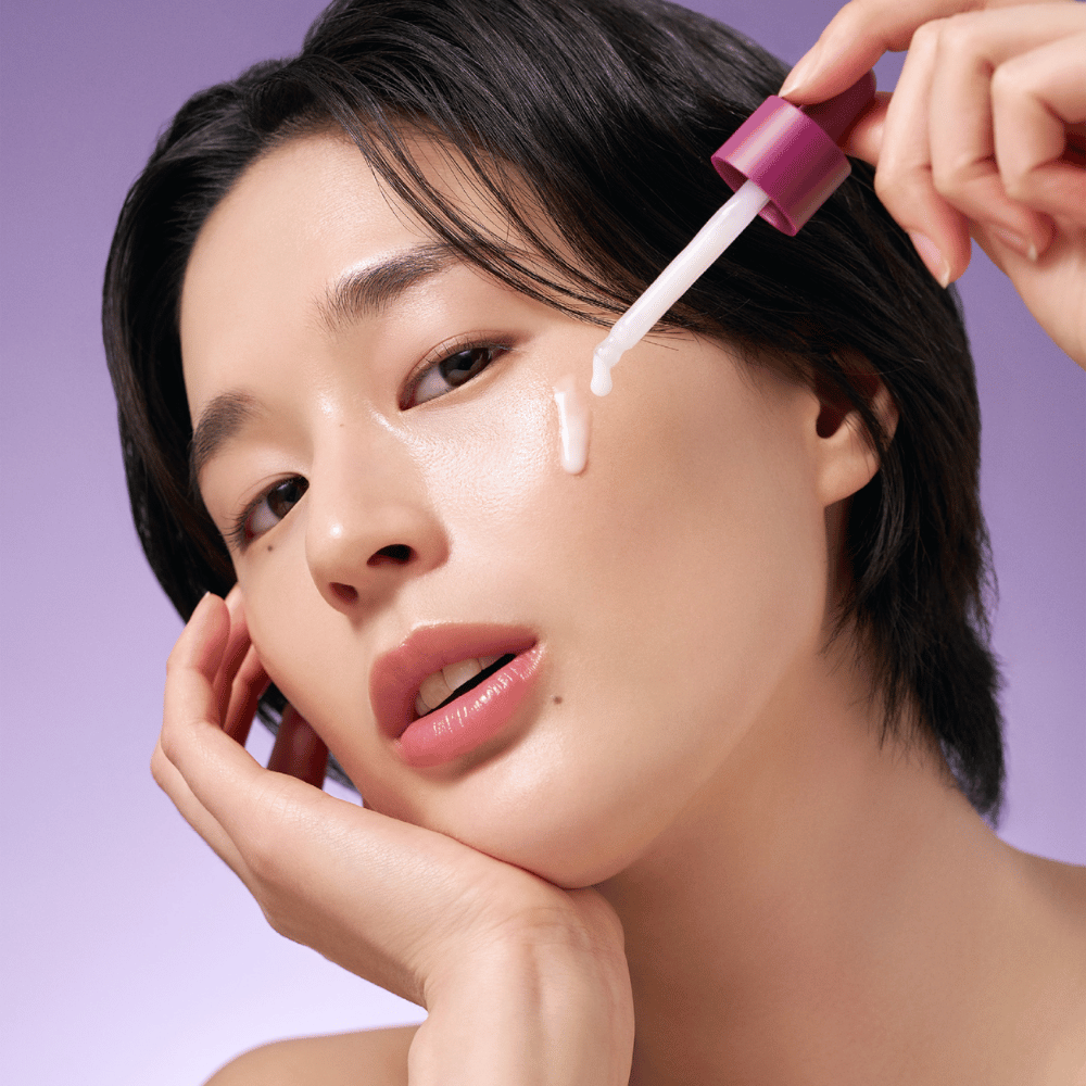 Bakuchiol Timeless Bloom Revitalizing Serum είναι μια φυσική εναλλακτική λύση για το ρετινόλη που βοηθά στη μείωση των λεπτών γραμμών και της ανώμαλης απόχρωσης του δέρματος. Με μια ήπια φόρμουλα είναι τέλειο για ευαίσθητο δέρμα και προσφέρει μια λαμπερή, ενυδατωμένη εμφάνιση.