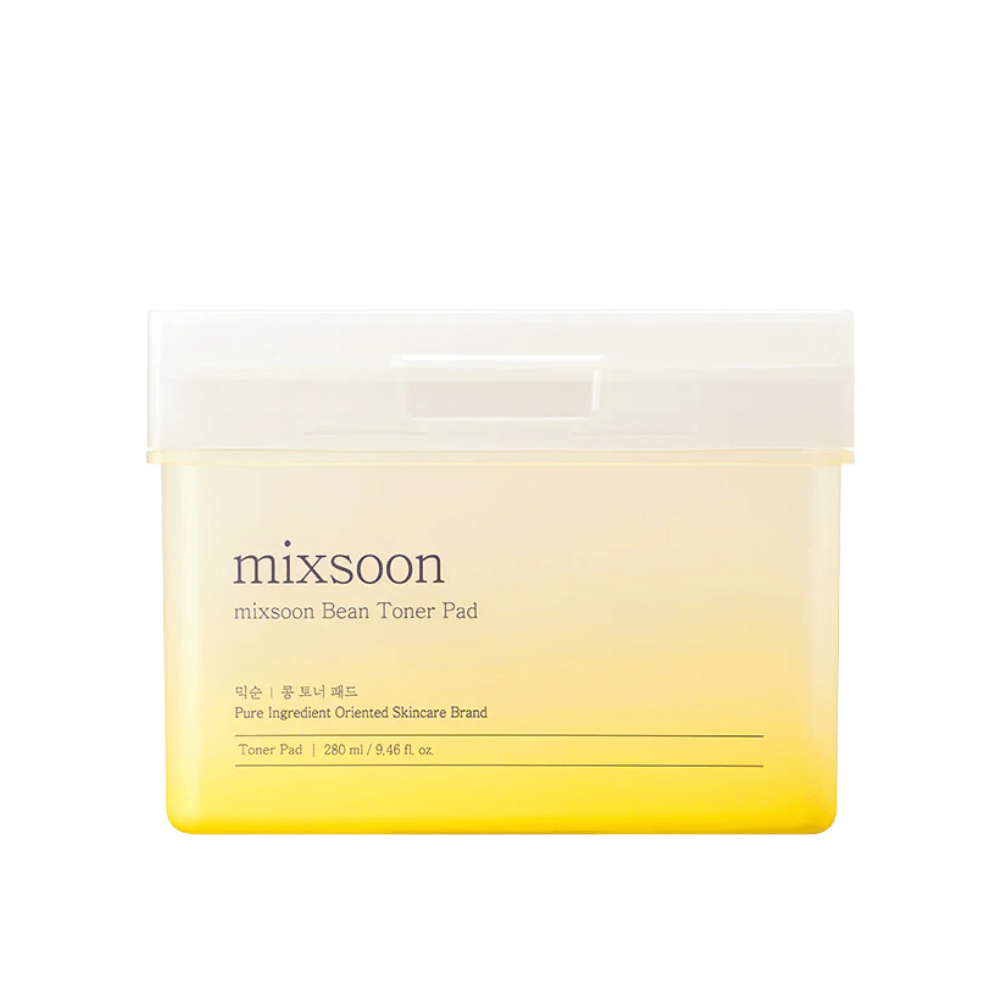 "Ένα τετράγωνο, διαφανές δοχείο με Mixsoon Bean Toner Pad. Το δοχείο έχει κιτρινωπή απόχρωση και κείμενο που περιγράφει το προϊόν, συμπεριλαμβανομένου του όγκου 280 ml (9.46 fl. oz).