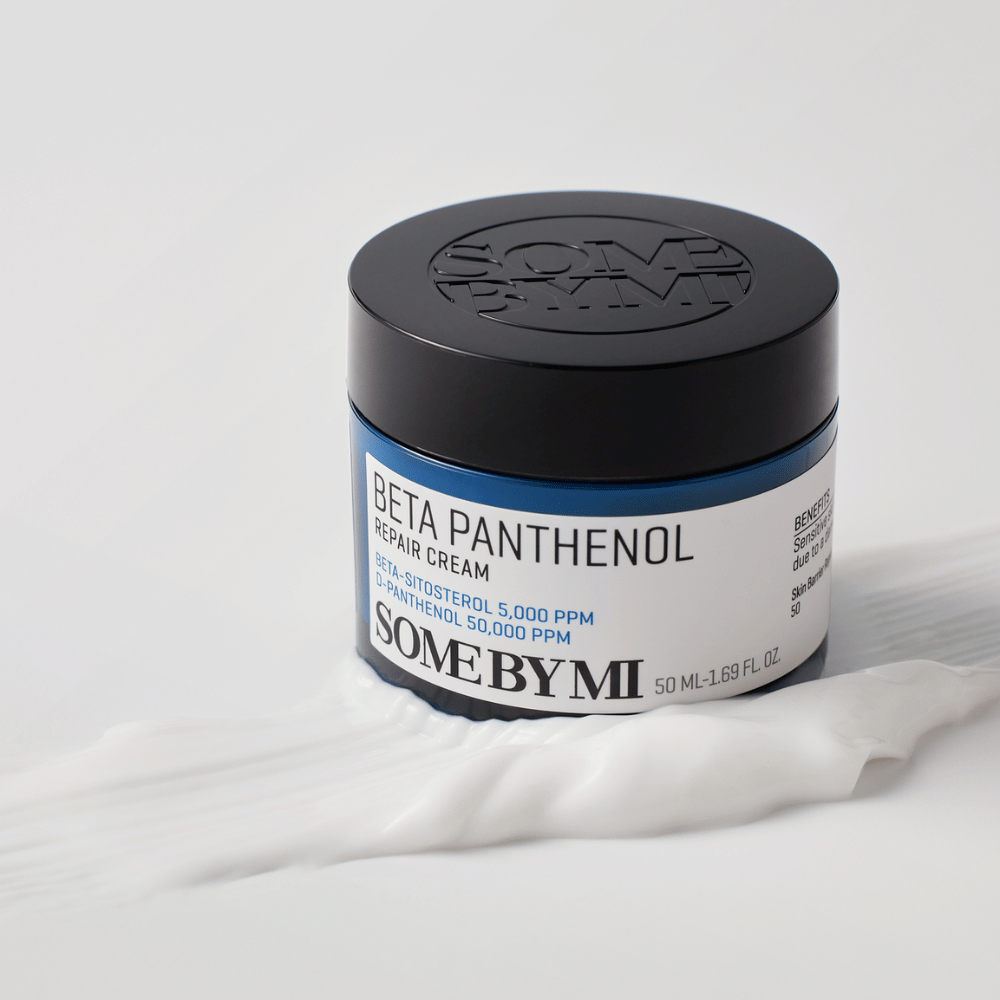 SOME BY MI Beta Panthenol Repair Cream σε μπλε δοχείο τοποθετημένο πάνω σε υφή κρέμας – καταπραϋντική και ενυδατική κρέμα δέρματος.