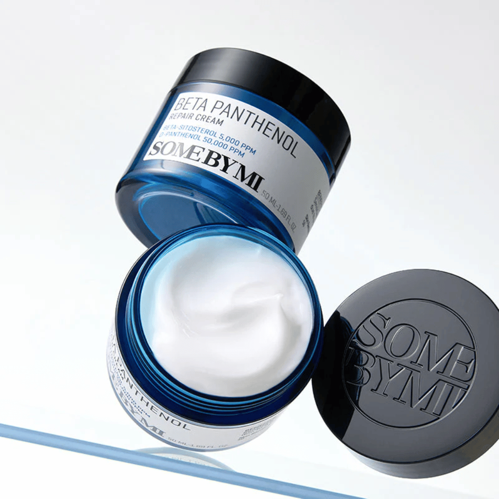 Ανοιχτό δοχείο με SOME BY MI Beta Panthenol Repair Cream – πλούσια, απαλή φόρμουλα για αναδόμηση και ισορροπία υγρασίας του δέρματος.