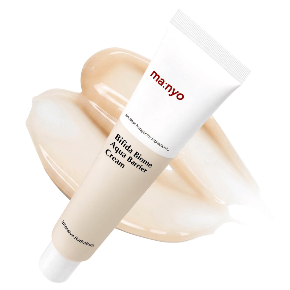 4. Ma:nyo Bifida Biome Aqua Barrier Cream – ενυδατική κρέμα προσώπου σε λευκό σωληνάριο με μπεζ κρεμώδη υφή στο φόντο
