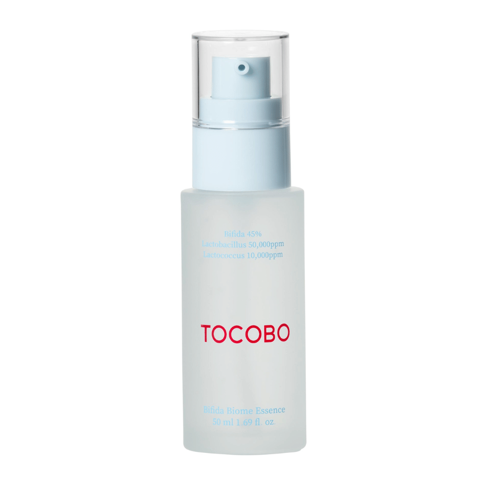 TOCOBO Bifida Biome Essence σε ένα παγωμένο μπουκάλι αντλίας με ανοιχτό μπλε καπάκι και διάφανο κάλυμμα. Το κείμενο στη φιάλη δείχνει ότι περιέχει 45% Bifida, Lactobacillus και Lactococcus, 50 ml.
