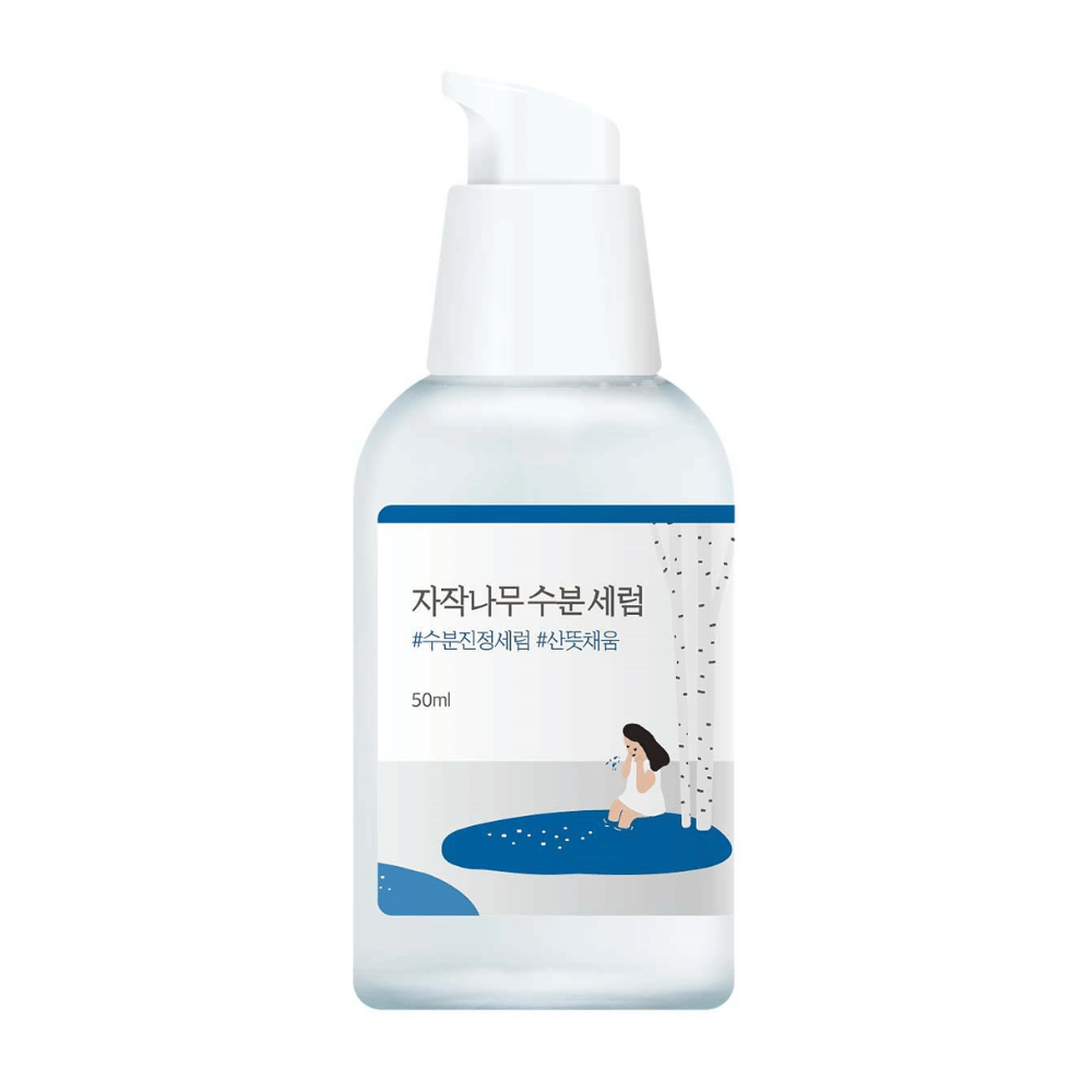 Round Lab Birch Juice Moisturizing Serum σε διαφανές μπουκάλι αντλίας με μπλε και λευκή ετικέτα και απεικόνιση σημύδας και κοριτσιού, πάνω σε λευκό φόντο.