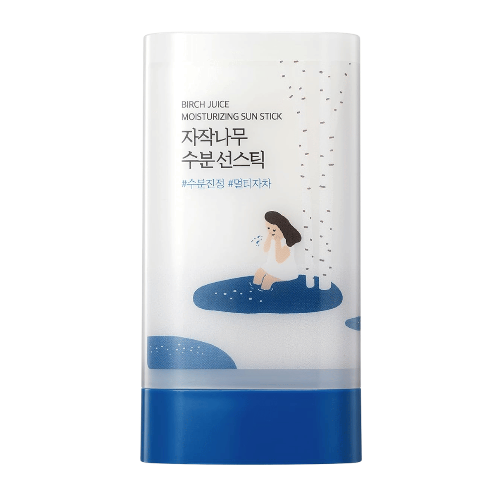 Κοντινό πλάνο του ROUND LAB Birch Juice Moisturizing Sun Stick με σχεδιασμό και συσκευασία σε λευκό και μπλε