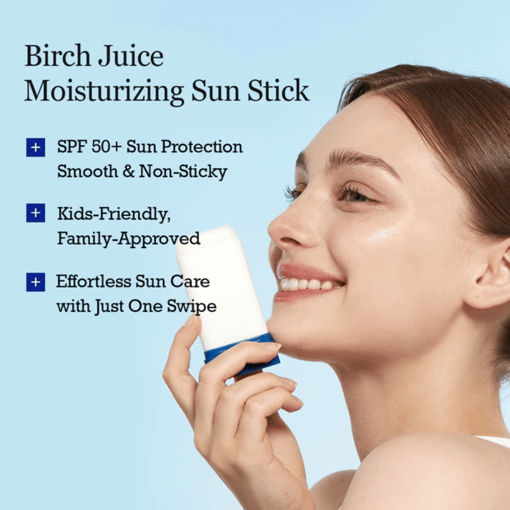 Άτομο εφαρμόζει το ROUND LAB Birch Juice Moisturizing Sun Stick στο πρόσωπο για ομαλή, ενυδατική αντηλιακή προστασία