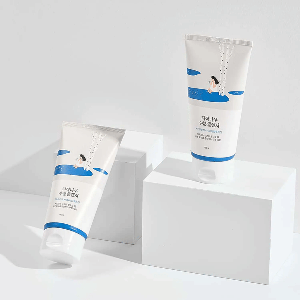 ROUND LAB Birch Juice Moisturizing Cleanser σε δύο σωληνάρια σε λευκό φόντο, απαλός και ενυδατικός καθαρισμός προσώπου με χυμό σημύδας που καθαρίζει απαλά και ταιριάζει σε όλους τους τύπους δέρματος, ακόμη και ευαίσθητο δέρμα.