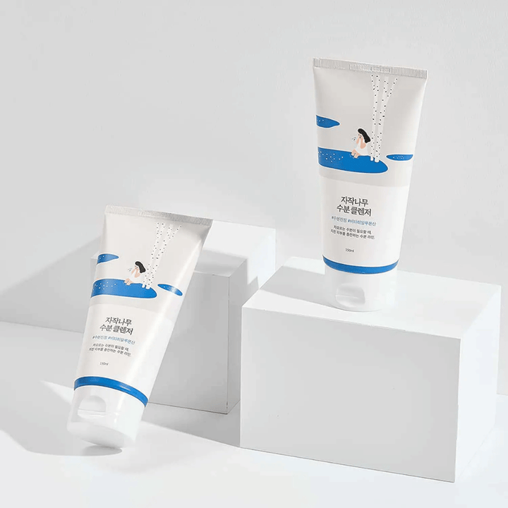 ROUND LAB Birch Juice Moisturizing Cleanser σε δύο σωληνάρια σε λευκό φόντο, απαλός και ενυδατικός καθαρισμός προσώπου με χυμό σημύδας που καθαρίζει απαλά και ταιριάζει σε όλους τους τύπους δέρματος, ακόμη και ευαίσθητο δέρμα.