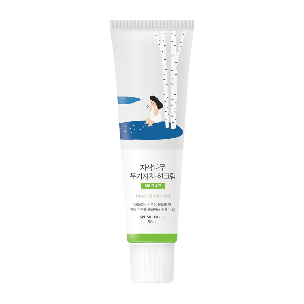 Birch Juice Moisturizing Mild Up Sunscreen SPF 50+ PA++++ – αντηλιακή κρέμα σε λευκό σωληνάριο με εικονογράφηση σημύδων και κοριτσιού δίπλα σε ρυάκι, 50 ml.