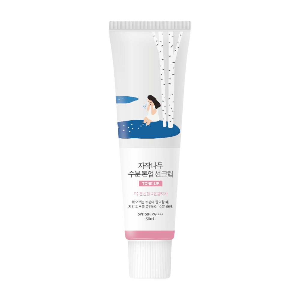 Ένα λευκό σωληνάριο με Birch Juice Moisturizing Tone Up Sunscreen. Το σωληνάριο έχει μια εικονογράφηση μιας γυναίκας που κάθεται δίπλα σε μια σημύδα δίπλα σε μια λακκούβα νερού. Το κείμενο στο σωληνάριο είναι στα κορεατικά και αναφέρει ότι το προϊόν έχει SPF 50+ PA++++ και περιέχει 50 ml.