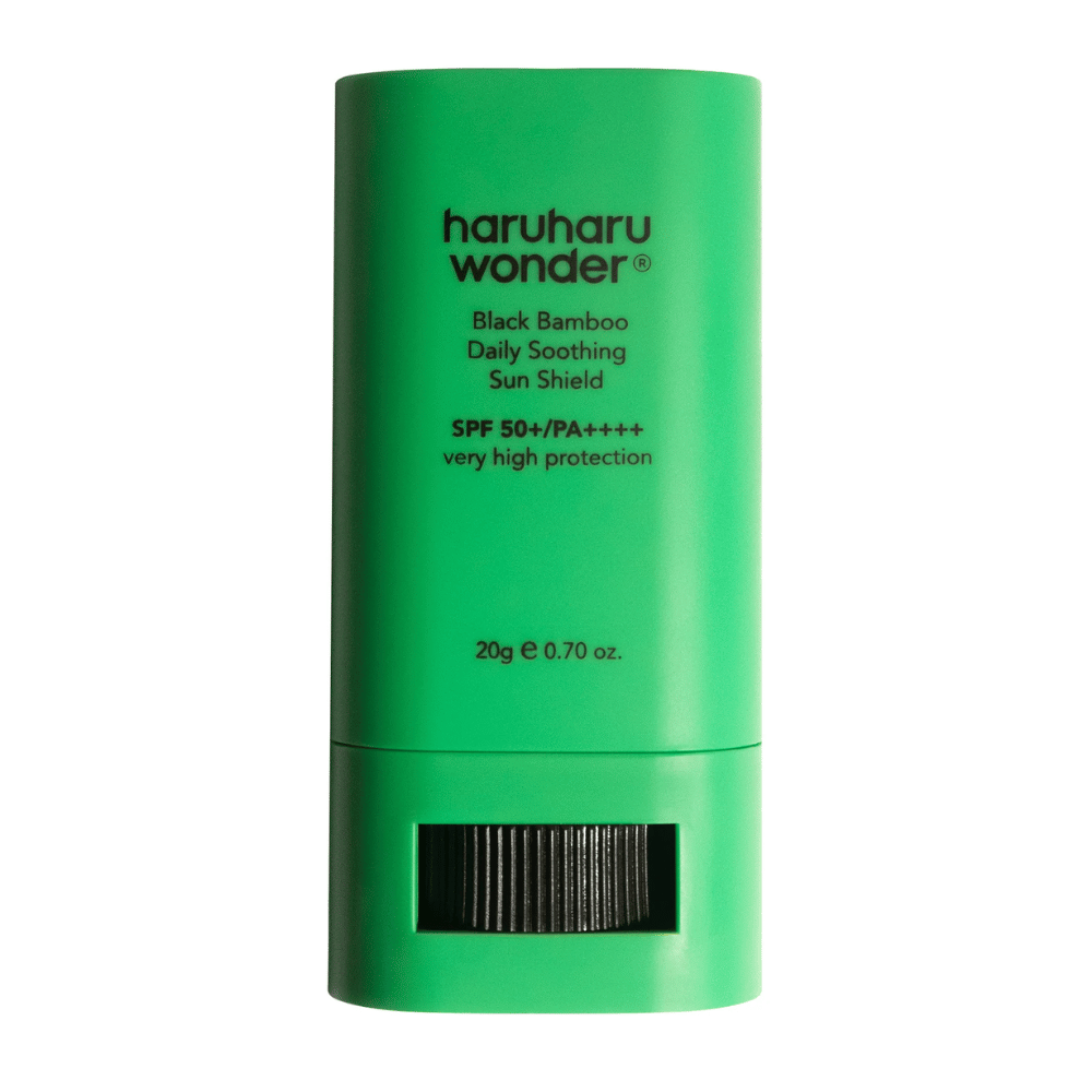 Haruharu Wonder Black Bamboo Daily Soothing Sun Shield – πράσινο αντηλιακό στικ με SPF 50+ PA++++ και πολύ υψηλή προστασία, εμφανίζεται από μπροστά με τη λειτουργία περιστροφής ορατή στο κάτω μέρος.