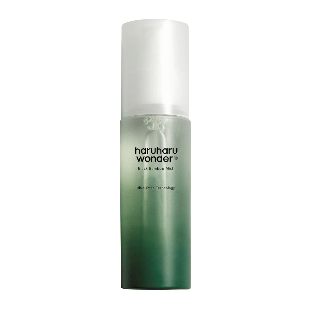 Εικόνα του HaruHaru Wonder Black Bamboo Mist, που εμφανίζεται σε ένα κομψό και μοντέρνο μπουκάλι. Το προϊόν είναι ένα ενυδατικό σπρέι με μια διαβάθμιση του πράσινου, που σηματοδοτεί φρεσκάδα και φύση. Το μπουκάλι έχει μια λευκή αντλία και έχει σχεδιαστεί για να προσφέρει βαθιά ενυδάτωση στο δέρμα με τη βοήθεια καινοτόμου τεχνολογίας.
