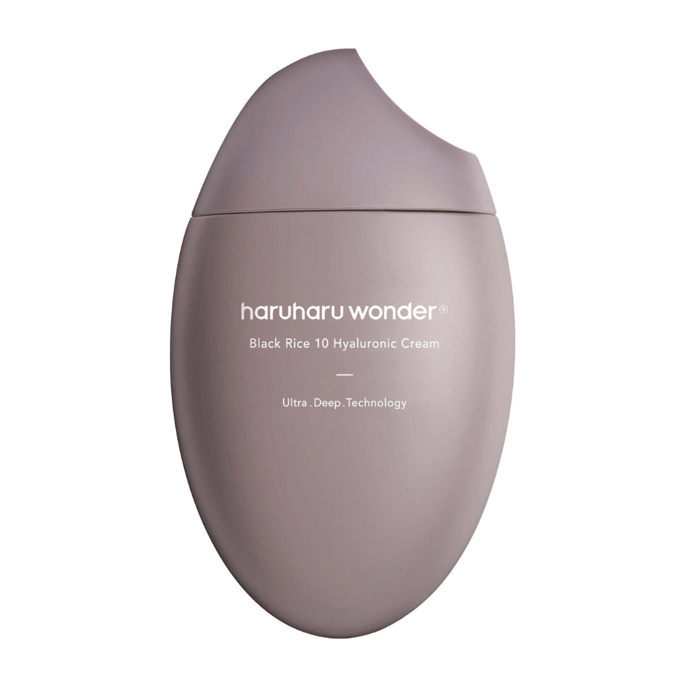 Μια λεία και κομψή συσκευασία του "Haruharu Wonder Black Rice 10 Hyaluronic Cream", επισημασμένη με λευκό κείμενο. Η συσκευασία χρησιμοποιεί την "Ultra Deep Technology" που υποδηλώνει μια προηγμένη φόρμουλα για βαθιά ενυδάτωση του δέρματος.