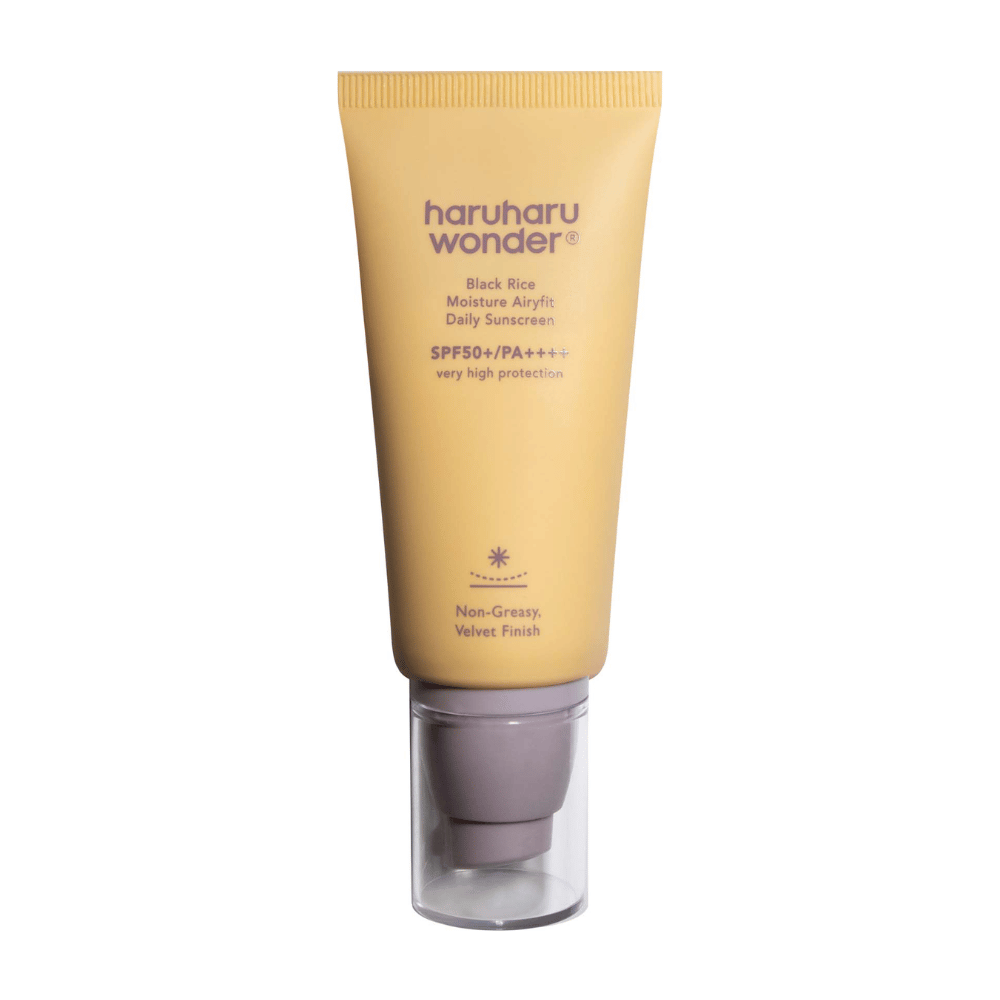 Ένα κίτρινο σωληνάριο με Haruharu Wonder Black Rice Moisture Airyfit Daily Sunscreen SPF 50+ PA++++. Το σωληνάριο έχει ένα διάφανο καπάκι και κείμενο που περιγράφει το υψηλό επίπεδο προστασίας της αντηλιακής κρέμας καθώς και το μη λιπαρό, βελούδινο φινίρισμά της.