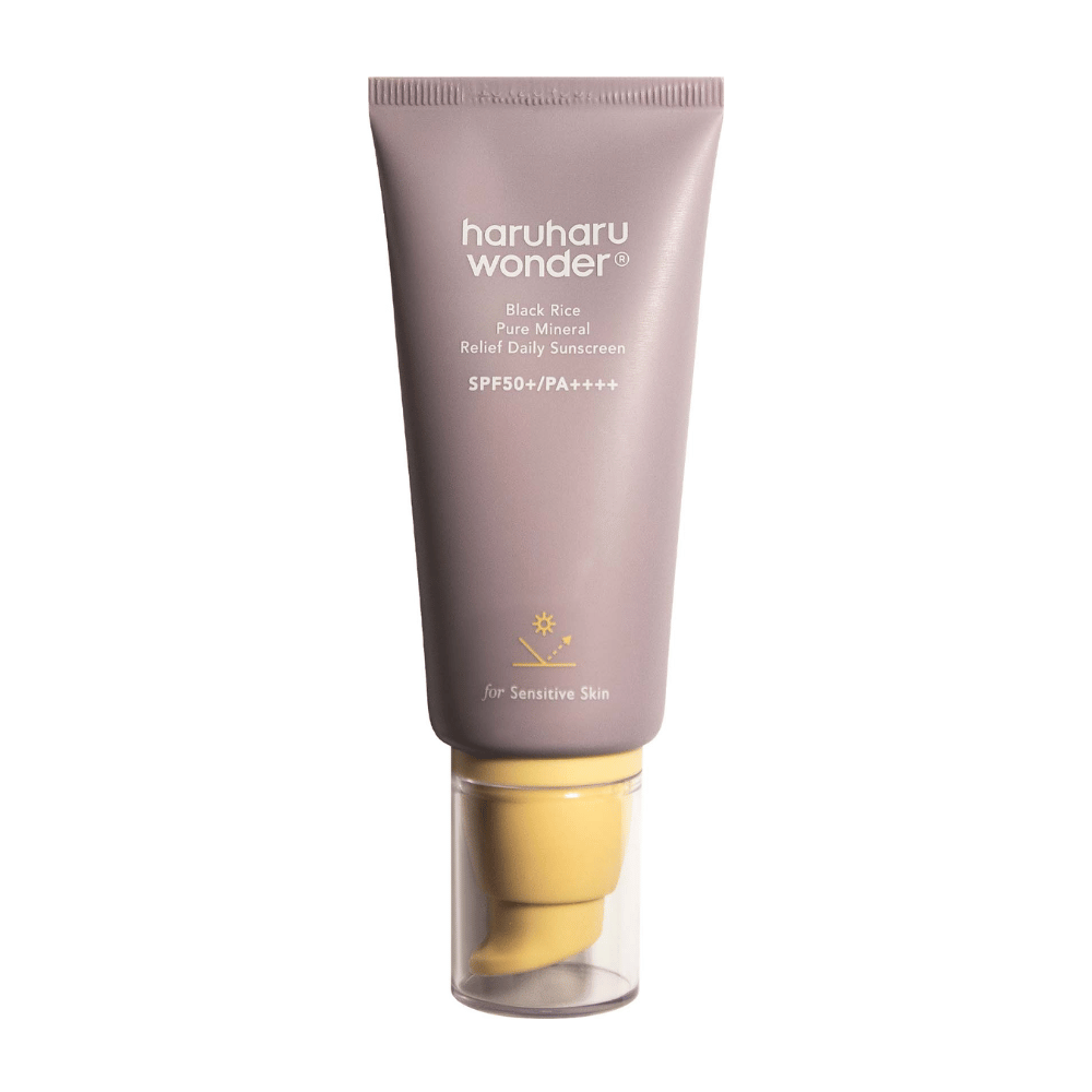 Ένας μοβ σωλήνας με Haruharu Wonder Black Rice Pure Mineral Relief Daily Sunscreen SPF 50+ PA++++. Ο σωλήνας έχει ένα διαφανές καπάκι και κείμενο που περιγράφει το υψηλό επίπεδο προστασίας της αντηλιακής κρέμας, ειδικά προσαρμοσμένο για ευαίσθητο δέρμα.