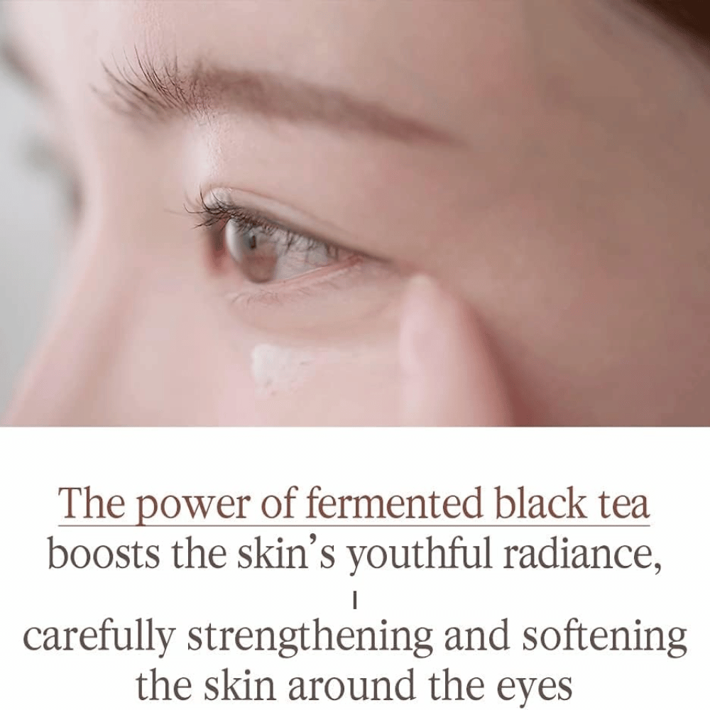 Pyunkang Yul Black Tea Time Reverse Eye Cream με ζυμωμένο μαύρο τσάι που περιποιείται την ευαίσθητη επιδερμίδα γύρω από τα μάτια και συμβάλλει σε πιο απαλή αίσθηση.