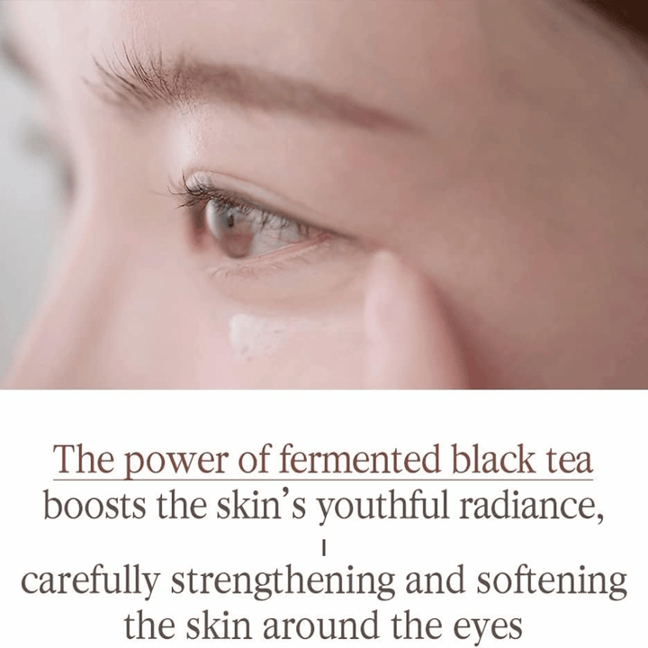 Pyunkang Yul Black Tea Time Reverse Eye Cream με ζυμωμένο μαύρο τσάι που περιποιείται την ευαίσθητη επιδερμίδα γύρω από τα μάτια και συμβάλλει σε πιο απαλή αίσθηση.