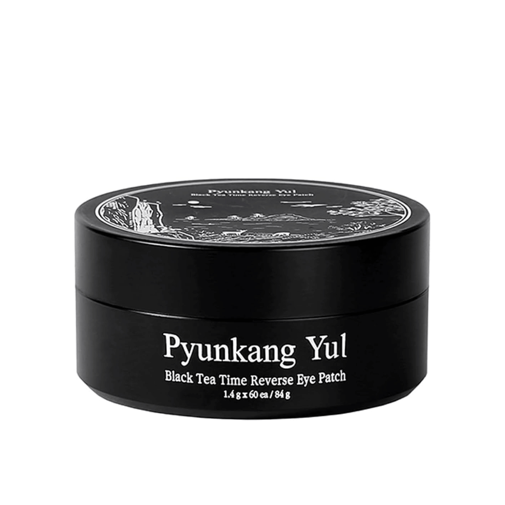 Απομονωμένη εικόνα προϊόντος του Pyunkang Yul Black Tea Time Reverse Eye Patch σε μαύρη συσκευασία με κομψό και μινιμαλιστικό σχεδιασμό σε ανοιχτόχρωμο φόντο.